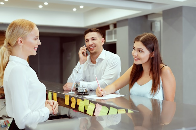 Paar bij receptie in hotel