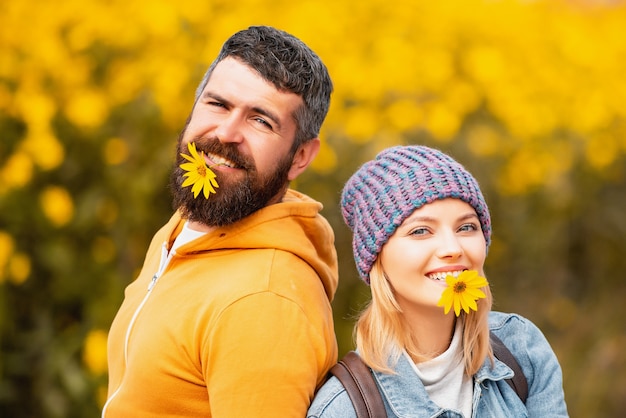 paar bloemen in hun mond buiten houden