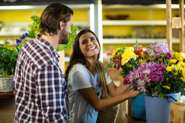 Paar bloemen selecteren bij bloemist winkel