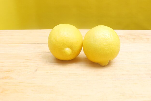 Paar citroen op de houten tafel