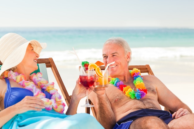 Paar cocktails drinken op het strand