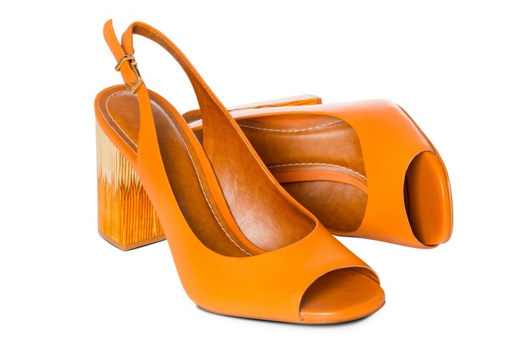 Paar damesschoenen van leer met hoge hakken en zijaanzicht
