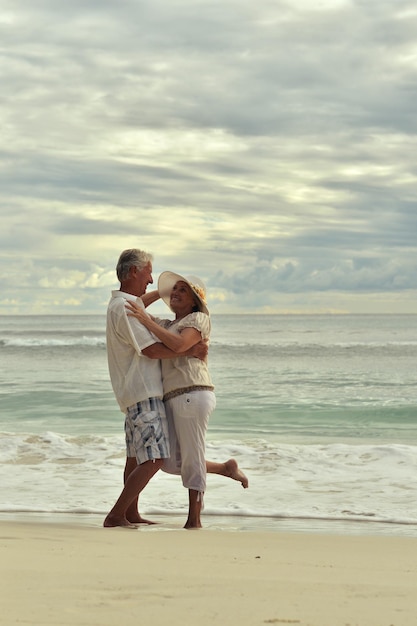 Paar dansen op tropisch strand