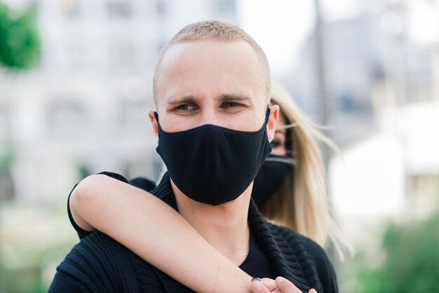 Paar dat beschermende maskers buitenshuis draagt