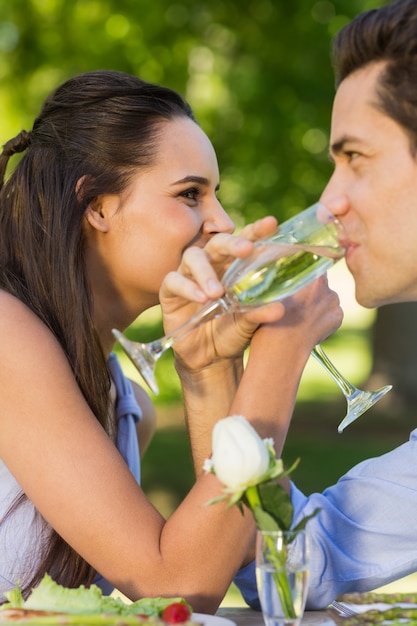 Paar dat champagne drinkt bij openluchtcafÃ ©