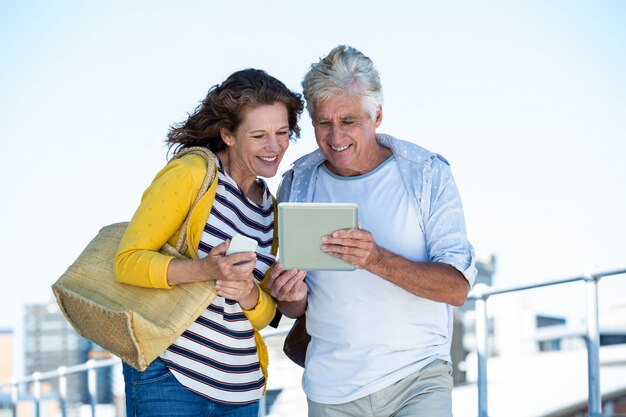 Paar dat digitale tablet op gang gebruikt