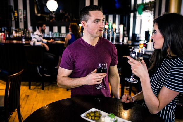 Paar dat een aperitief met wijn in een bar heeft