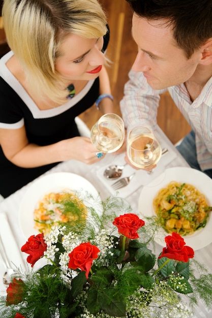Paar dat een romantisch diner heeft