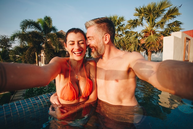 Paar dat een selfie in een pool neemt