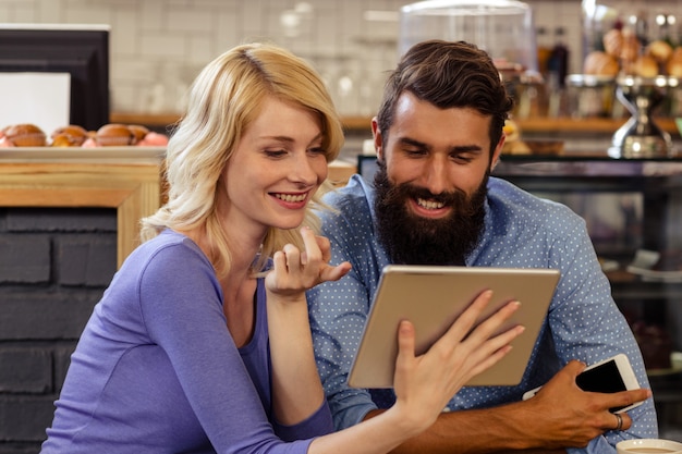 Paar dat een tabletcomputer met behulp van