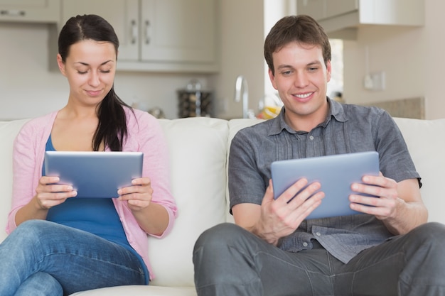 Paar dat een tabletcomputer met behulp van