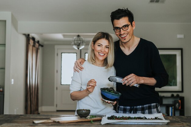 Paar dat een veganistdiner kookt