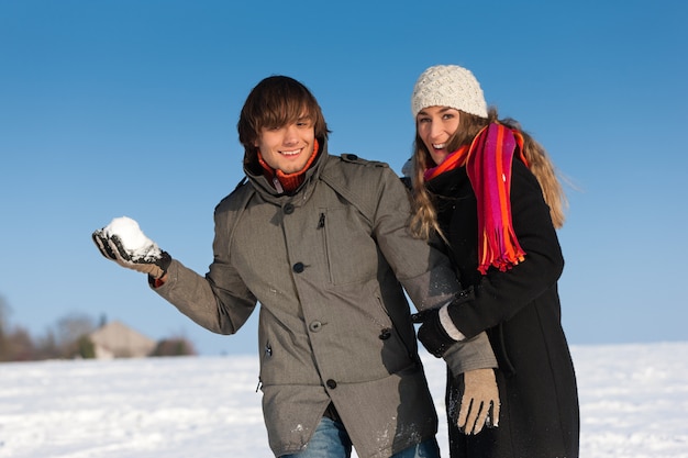 Paar dat een winterwandeling heeft