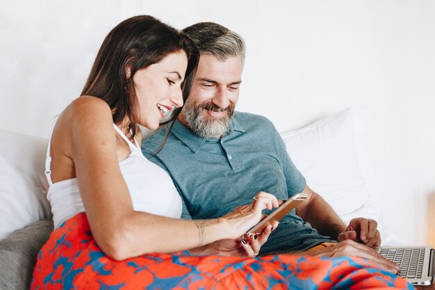 Paar dat hun telefoon met behulp van terwijl op vakantie