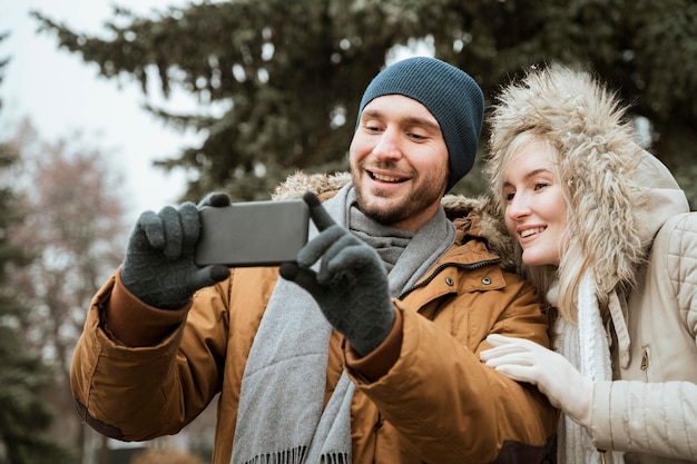 Foto paar dat in de winter een selfie neemt