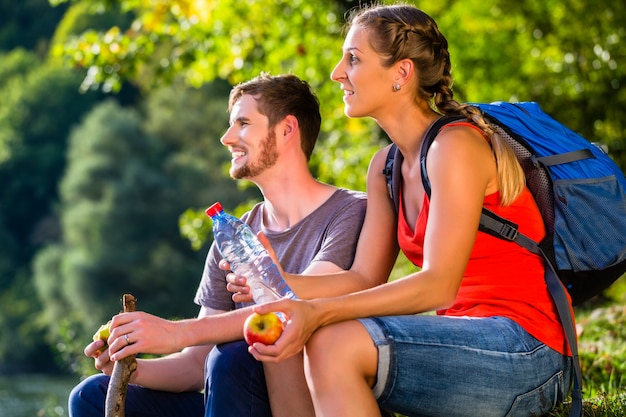 Paar dat in de zomer drinkwater wandelt