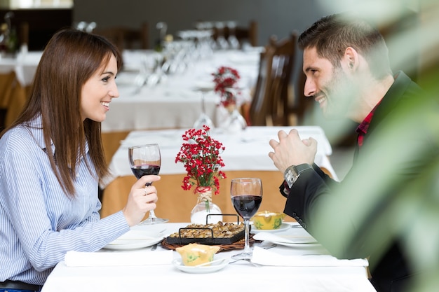 Paar dat kan van slakken in het restaurant.