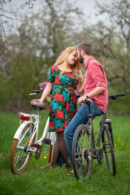 Paar dat met fietsen in de lentetuin houdt van