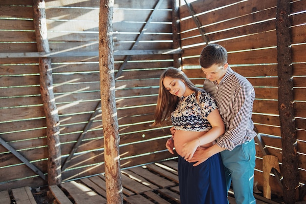 Paar dat op babyfotoshoot wacht in een blokhuis