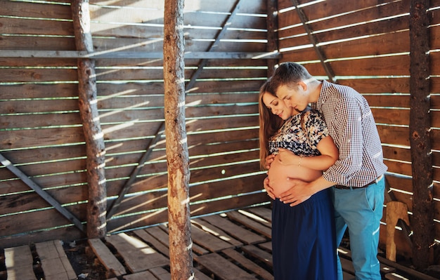 Paar dat op babyfotoshoot wacht in een blokhuis