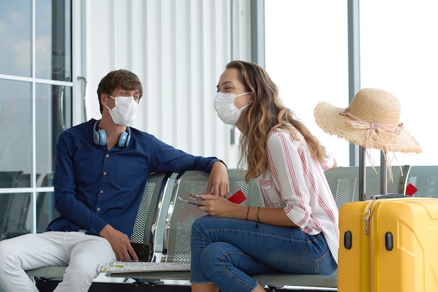 Foto paar dat op luchthaven maskers draagt