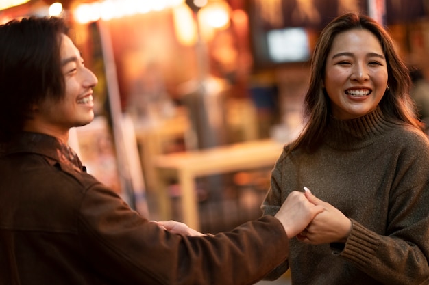 Foto paar dat 's avonds een date heeft