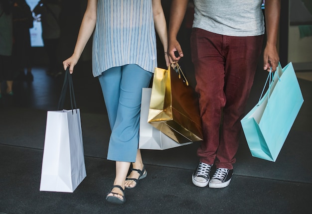 Paar dat samen bij een wandelgalerij winkelt