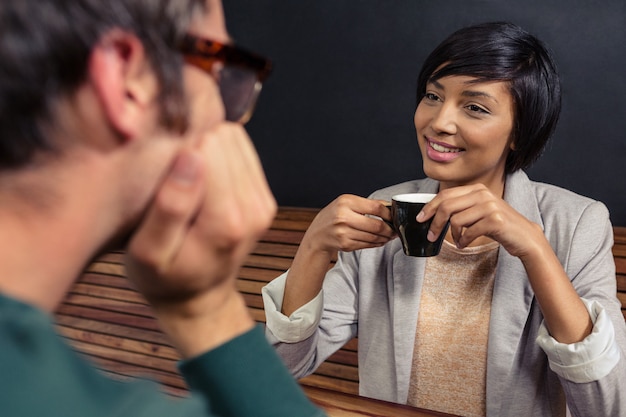 Paar dat samen een koffie heeft