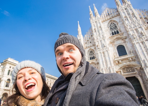 Paar dat zelfportret in Duomo-vierkant in Milaan neemt.