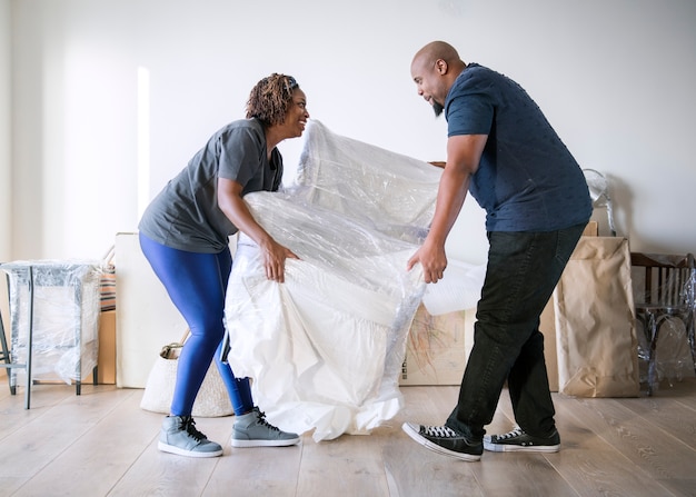 Paar dat zich in nieuw huis beweegt