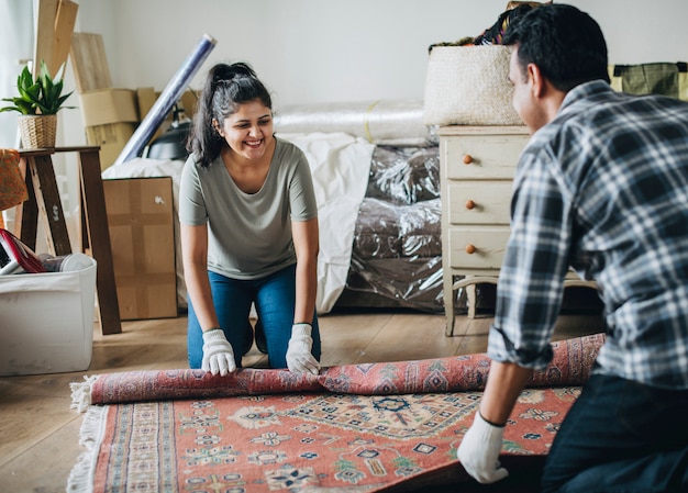 Paar dat zich in nieuw huis beweegt