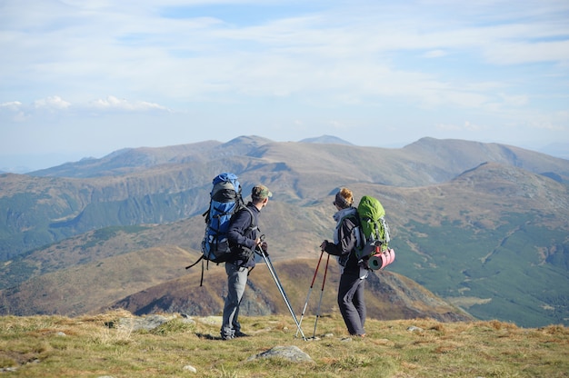 Paar dat zich op de bergtop verenigt