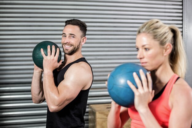 Paar die baloefening doen bij gymnastiek