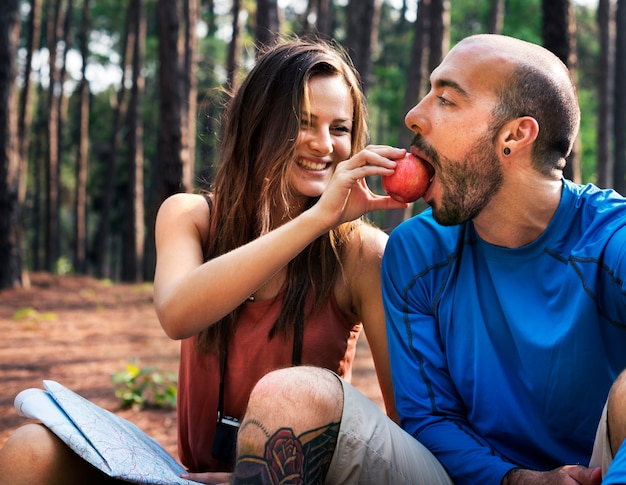 Paar die het Concept van de Reisvakantie onderzoeken