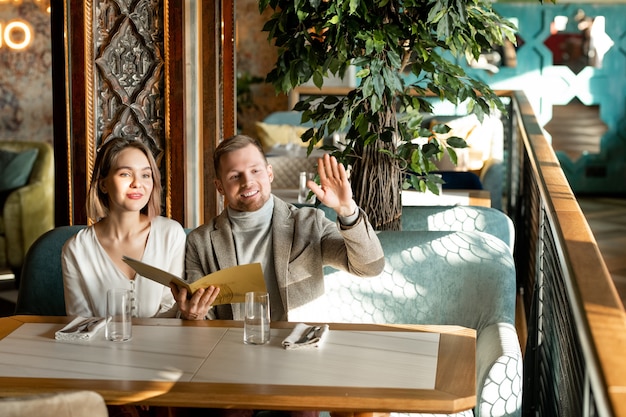 Paar Die Ober In Restaurant Roepen