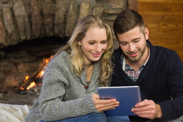 Paar die tabletpc voor aangestoken open haard met behulp van