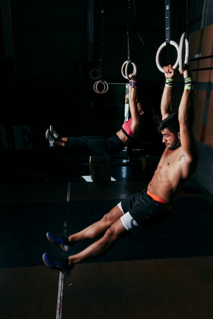 Foto paar doet gymnastiek op ringen