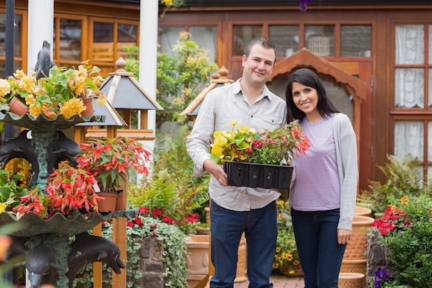 Paar dragende lade van planten