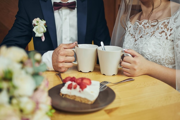 Paar drinkt koffie met fruitcakes in een café