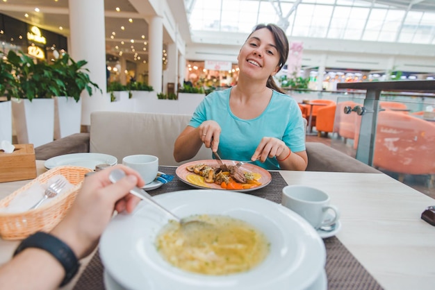 Paar eten in café oogpunt praten vrienden date