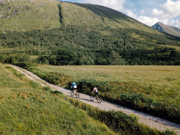 Paar fietsen langs een weg in de Schotse Hooglanden