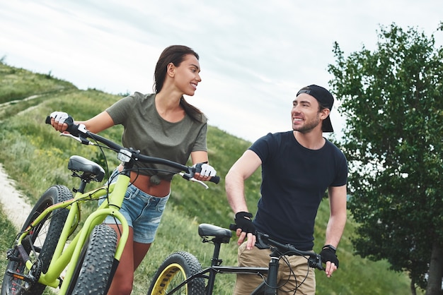 Paar fietsen man en vrouw relaties close-up