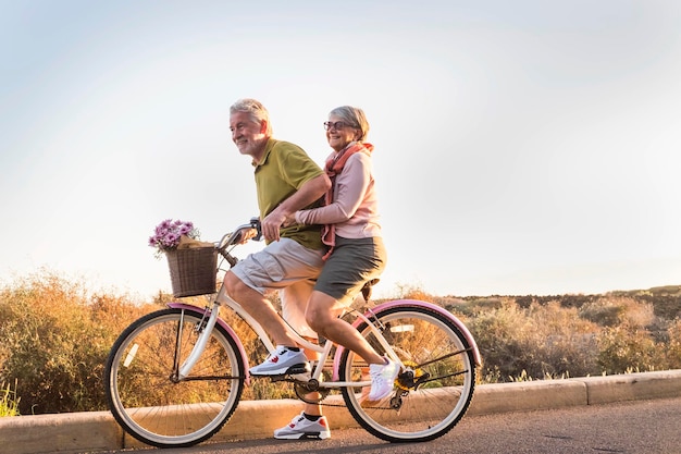 Foto paar fietsen op de weg tegen de lucht