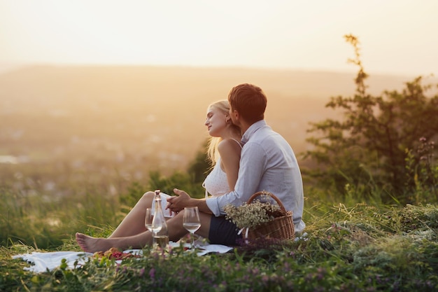 Paar flirten en genieten van een gezelschap van elkaar op een romantische picknick