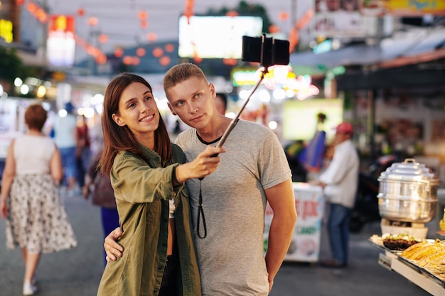 Paar fotograferen op de markt