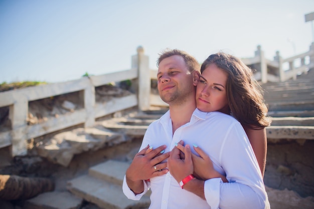 Paar gefotografeerd op vakantie zee, oceaan. Tegen de achtergrond vernietigde Vietnamese trap