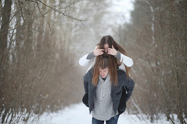 Paar geliefden op een date wintermiddag in een sneeuwstorm?