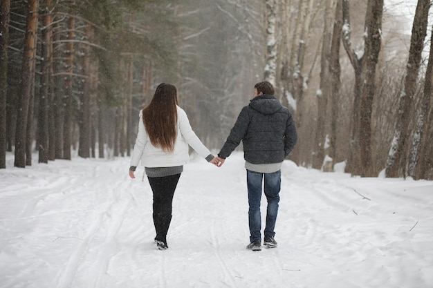 Paar geliefden op een date wintermiddag in een sneeuwstorm?