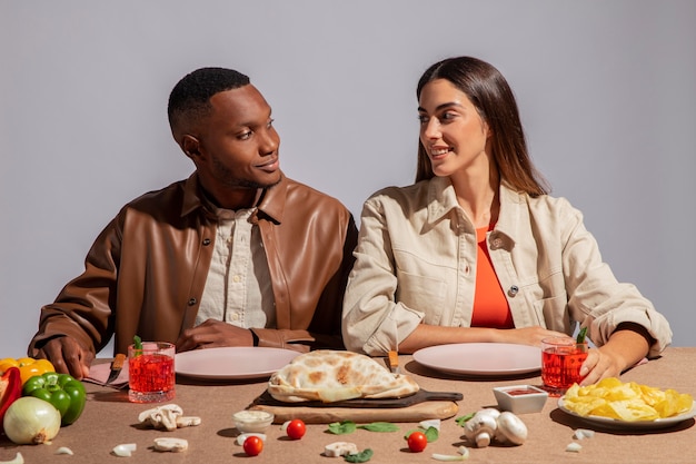 Foto paar genieten van heerlijk italiaans eten