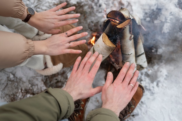 Foto paar genieten van hun winterkamp